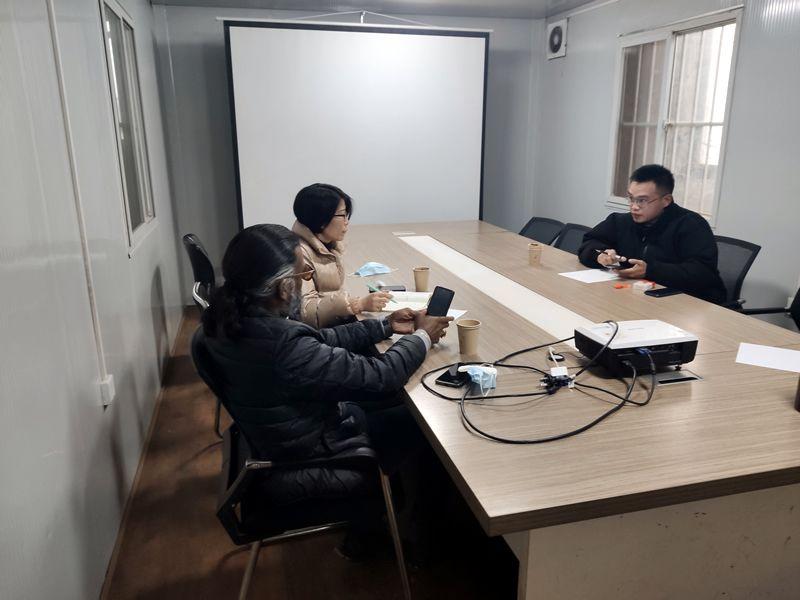 國外客戶來我廠考察，試駕奔馬小型壓路機