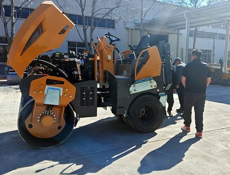 3月18日，哈薩克斯坦客戶來廠體驗考察5噸膠輪壓路機(jī)